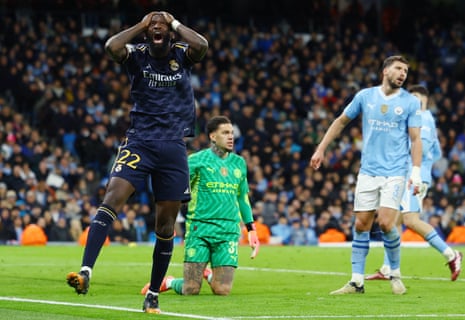 Różne emocje pokazane przez obu graczy